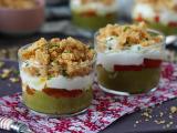 Verrines végétariennes: crème de petit pois, crumble de parmesan et crème au mascarpone