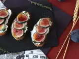 Recette Tartines de figues, fromage de chèvre frais, miel et romarin