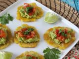 Recette Patacones, les toasts de banane plantain colombiens accompagnés de guacamole et de tomates