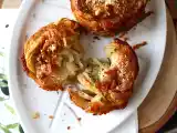 Recette Cruffins, la combinaison d'un croissant et d'un muffin, ici salés au parmesan et mozzarella