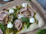 Recette Pinsa au pesto et à la mortadelle, prête en 10 minutes!
