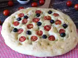 Recette Focaccia moelleuse aux tomates cerises, aux olives et à l'origan