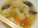 Recette Bouillon de ravioles aux crevettes, porc et chou chinois