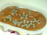 Recette Onctueuse glace chocolat, sauce caramel, pépites de chocolat (sans sorbetière)