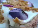 Recette La tartine cancoillotte à l'ail, oignons rouges et oignons frits