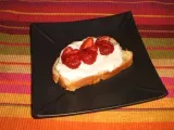 Recette Brioche toastée à la crème fouettée à l'amande et aux fraises