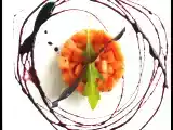 Recette #1 - tartare de melon, chips de jambon, roquette et réduction de porto rouge.