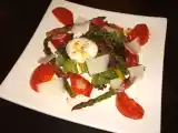 Recette Salade d'asperges poêlées au jambon de parme, oeuf mollet et tomates confites