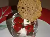 Recette Salade tomates, mozzarella en verrine accompagnée d'une tuile au parmesan