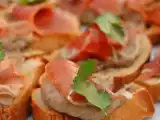 Recette Toast au caviar d'aubergines, jambon séché et coriandre fraîche