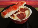Recette Oeufs-cocotte reblochon & chorizo, mouillettes de tomates à l'ail
