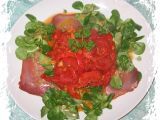 Recette Compotée de poivrons-tomates sur tranches de thon fumé et lit de mâche