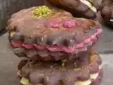 Recette Sablés trés sablés au chocolat, fourrés de pâte d'amandes .