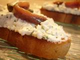 Recette Tartines de mousse de feta aux anchois et aux capres