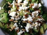 Recette Salade de brocoli à l'avocat, feta et pignons grillés