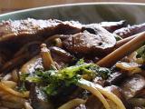 Recette Aiguillettes de canard au miel et 5 épices & nouilles chinoises sautées aux champignons