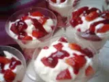 Recette Mousse de yaourt sur lit de fraises et coulis de framboises.