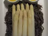 Recette Sauce hollandaise pour des asperges allemandes sur un lit de nouilles japonaises
