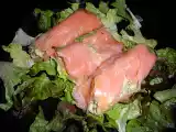 Recette Rouleaux de saumon fumé, avocat, pomme verte sur lit de salade