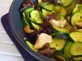 Recette Wok de poulet au gingembre / courgettes / champignons noirs