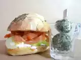 Recette Hamburger de chèvre frais, concombre, saumon et fines herbes