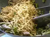 Recette Wok de nouilles sautées, asperges et boeuf mariné au basilic