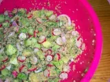 Recette Salade girly : quinoa-avocat-thon-radis-concombre...