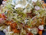 Recette Salade de boulghour, radis, graines germées et sauce au chèvre