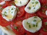 Recette Tarte moutarde tomate, chèvre, miel et thym en fleurs