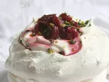 Recette Pavlova royale: rhubarbe-cerises, crème ivoire