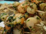 Recette Brochettes de gambas et noix de saint jacques sur lit d'herbes fraîches