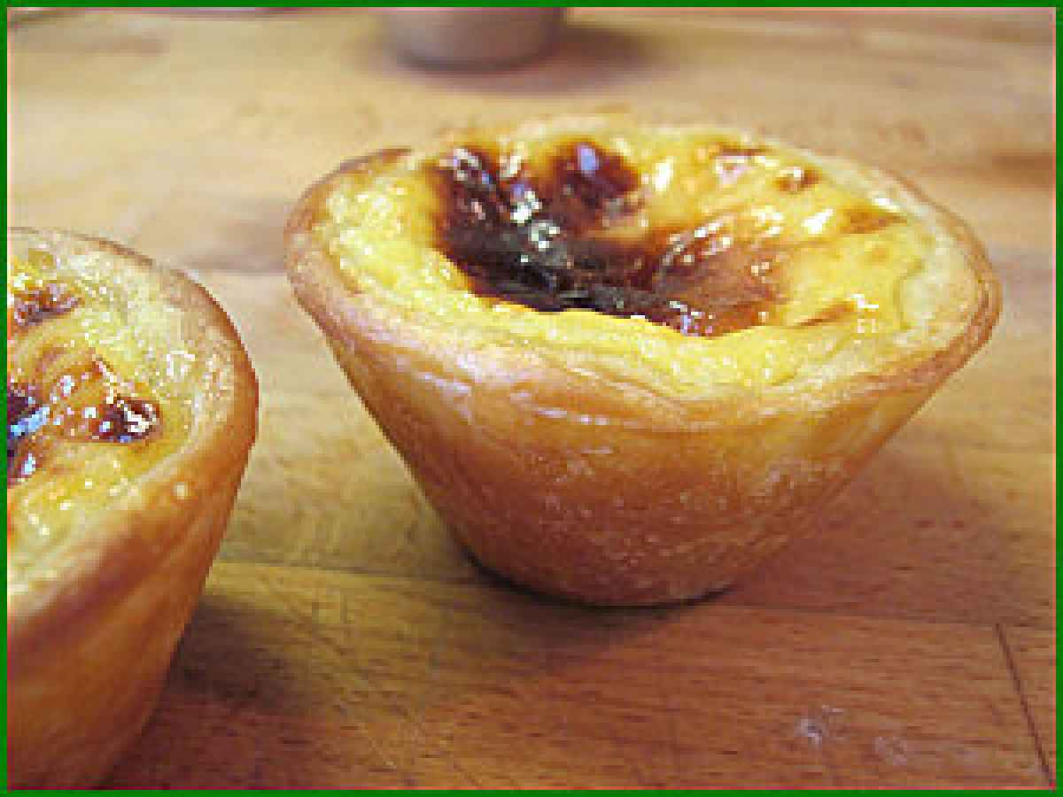 Pasteis de nata ou pasteis de belem (petits flans aromatisés au citron