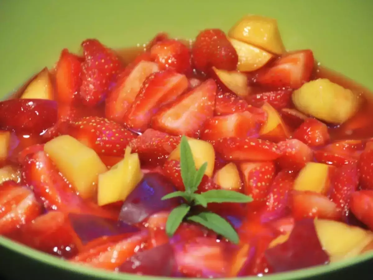 Recette Salade de fraises et nectarines à la verveine