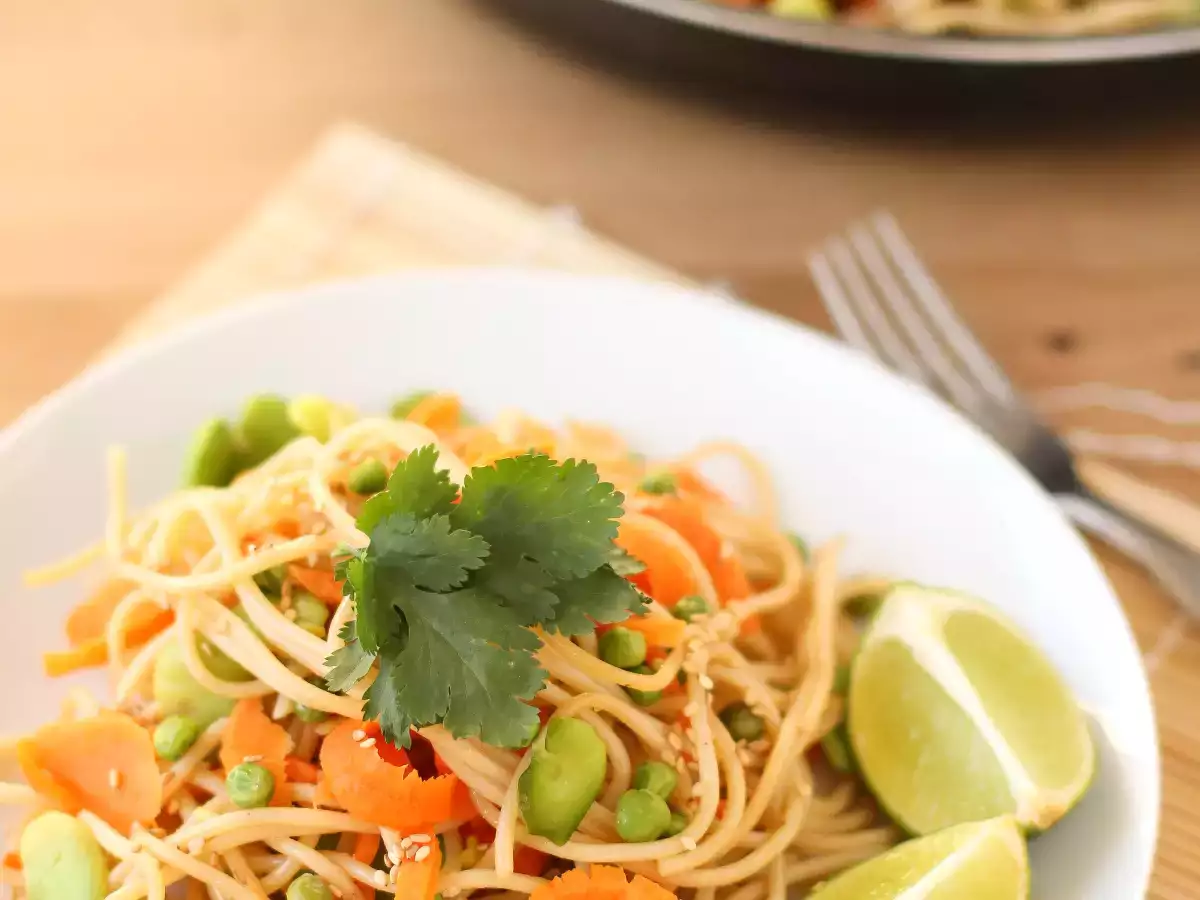 Recette Nouilles sautées aux fèves, rubans de carottes et petits pois