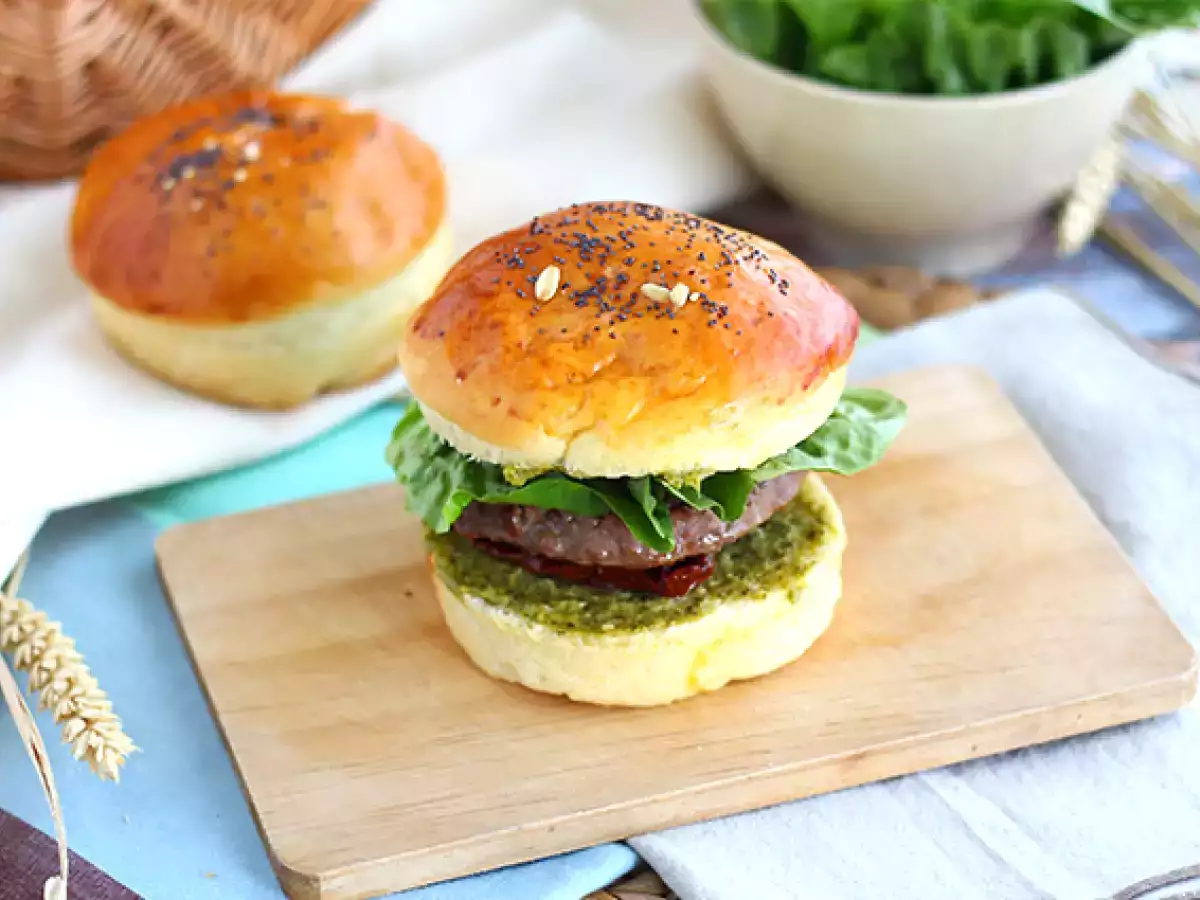 Recette Burger à l'italienne : sauce pesto, tomates séchées, mozzarella