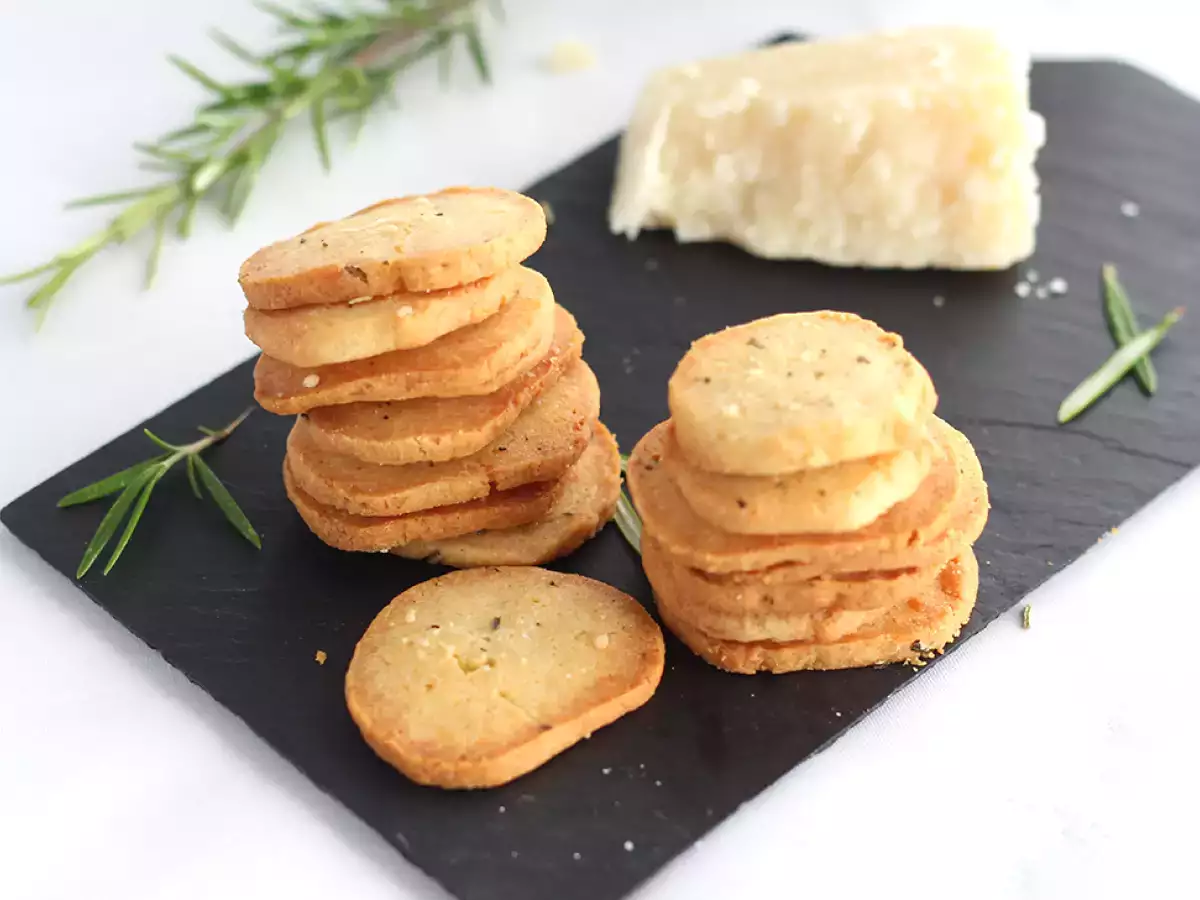 Recette Biscuits apéritif au parmesan et romarin