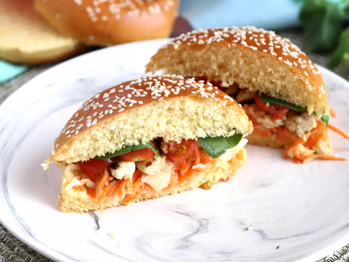 Recette Sandwich poulet mariné, coleslaw, tomates, basilic