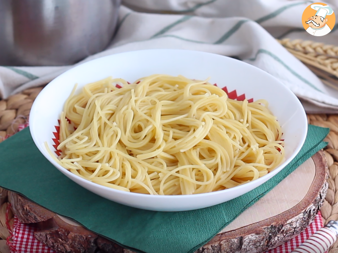 Spaghettis à l'encre de seiche, seiches et épices - Recette Ptitchef