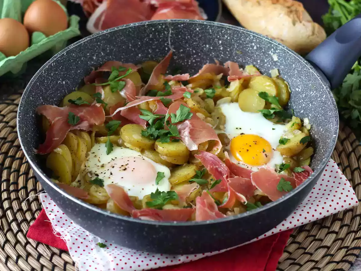 Recette Huevos rotos, la recette espagnole super facile à faire à base de pommes de terre et d'œufs