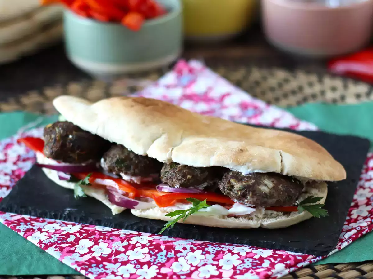 Recette Sandwichs turques aux boulettes de köfte dans du pain à kebab