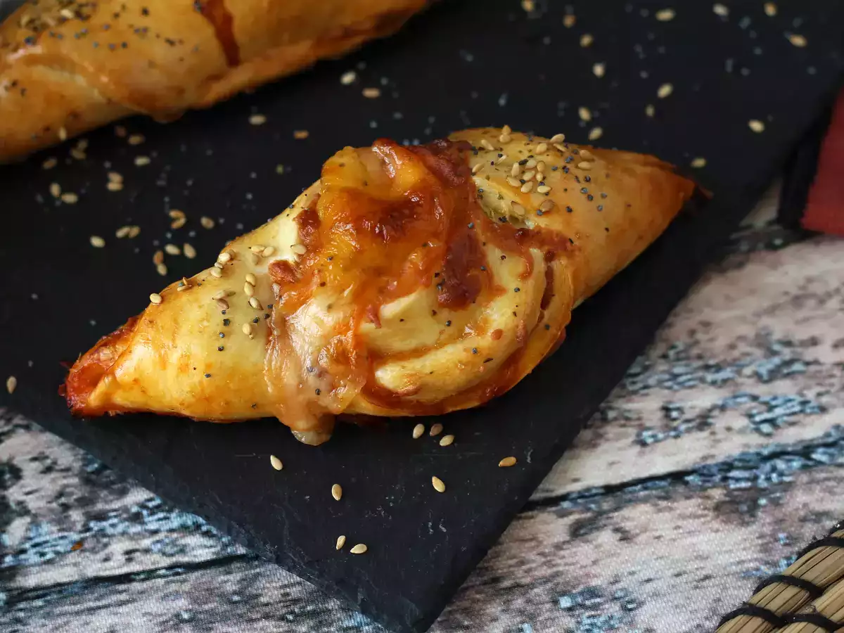 Recette Petits pains bateaux façon pizza farcis de sauce tomate, jambon et mozzarella
