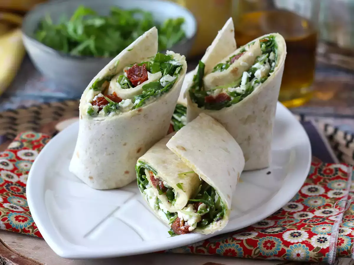 Recette Wrap végétarien au houmous, roquette, poivrons et feta