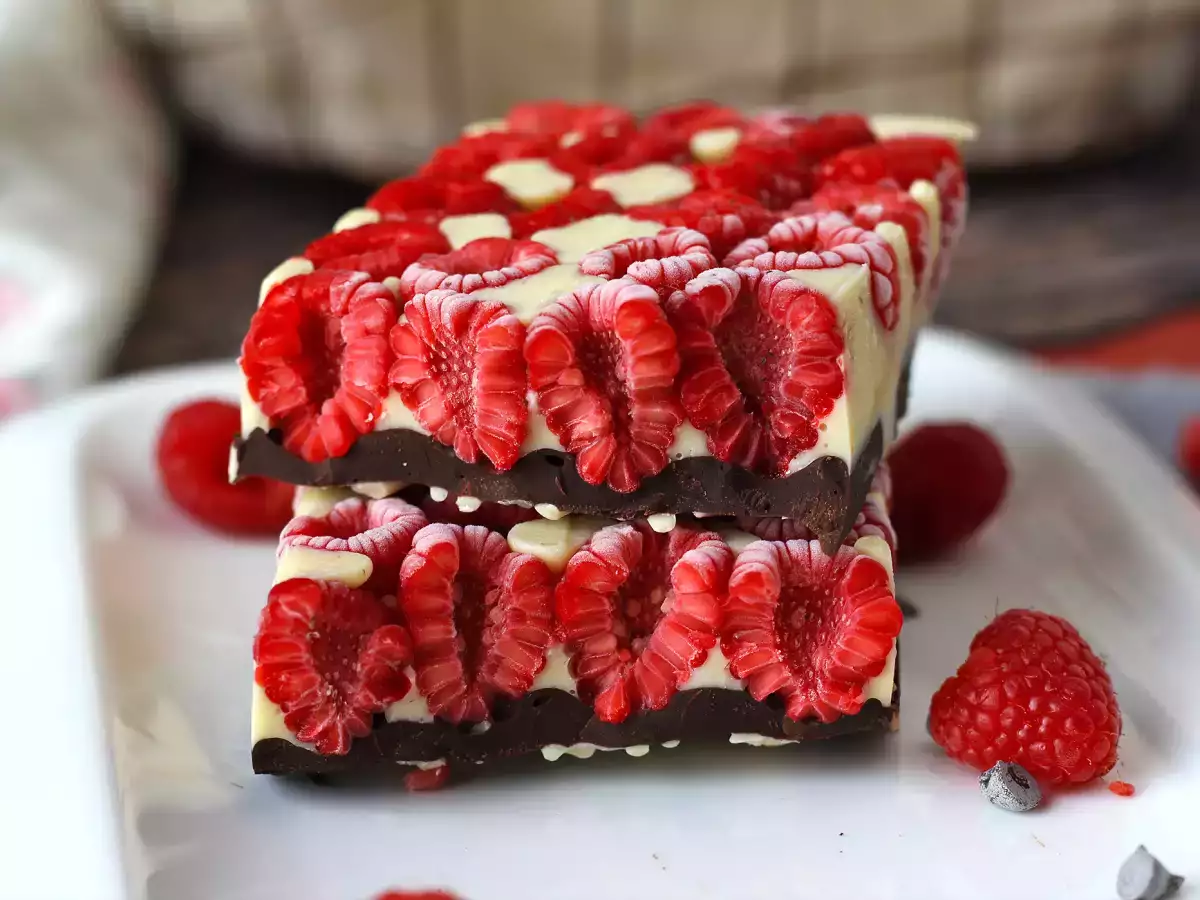 Recette Tablette de chocolat façon franui, aux framboises, chocolat blanc et chocolat noir!