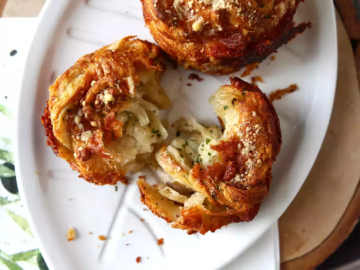 Recette Cruffins, la combinaison d'un croissant et d'un muffin, ici salés au parmesan et mozzarella