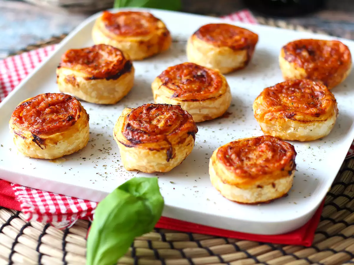 Recette Roulés feuilletés au fromage et tomate : recette facile et rapide pour l'apéro!