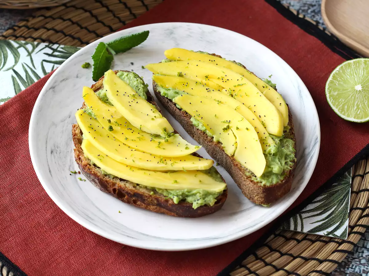 Recette Avocado toast à la mangue et au citron vert : une recette fraîche, rapide et savoureuse