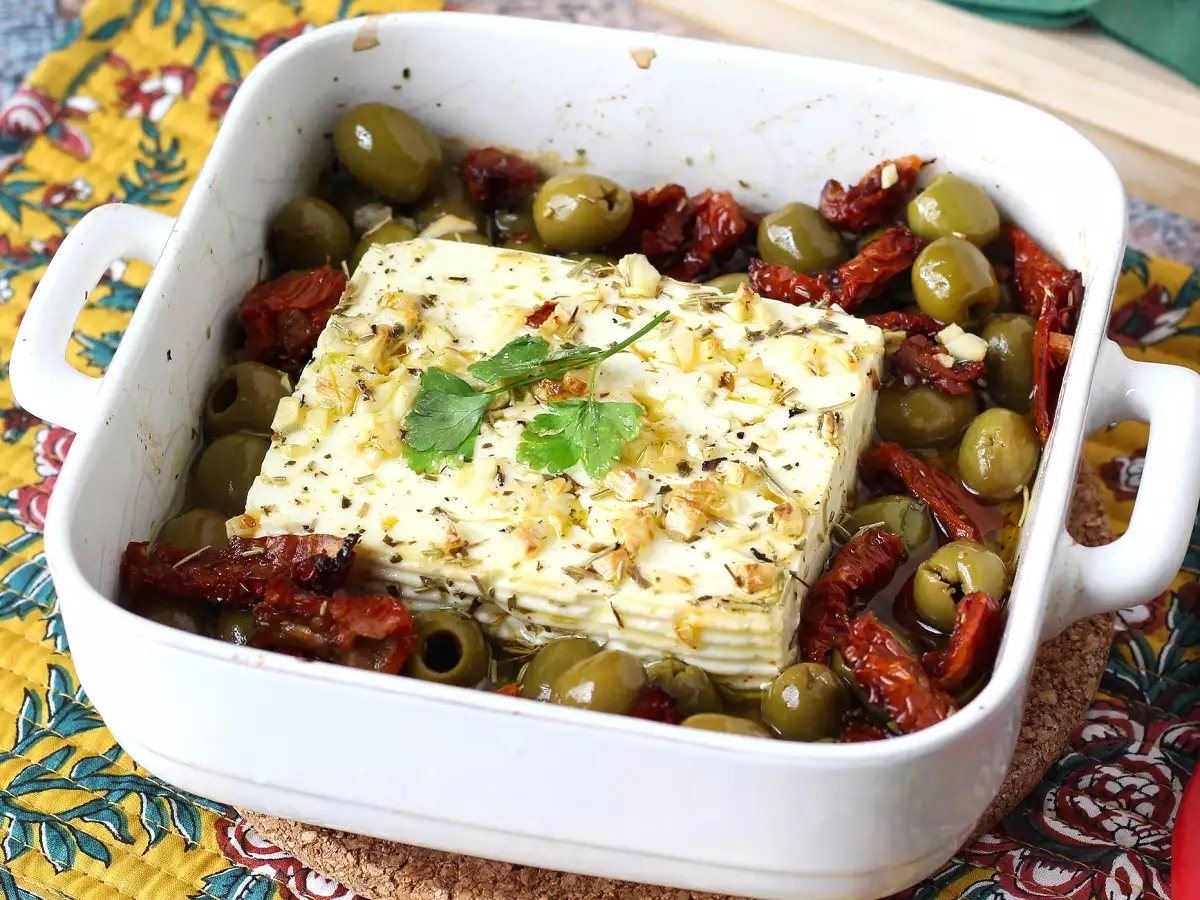 Recette Feta cuite au four, tomates séchées et olives, parfaite pour l'apéro!