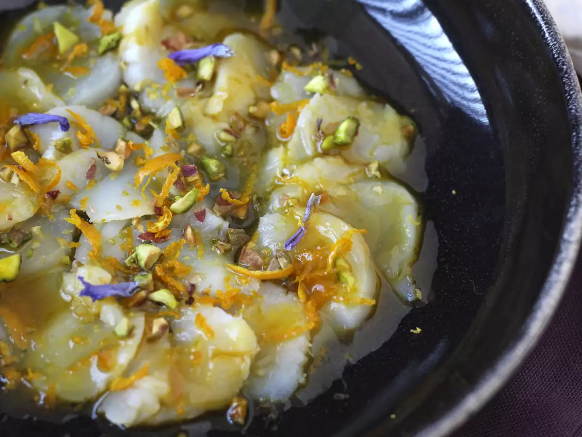 Recette Carpaccio de coquilles saint-jacques, vinaigrette citronnée et pistaches