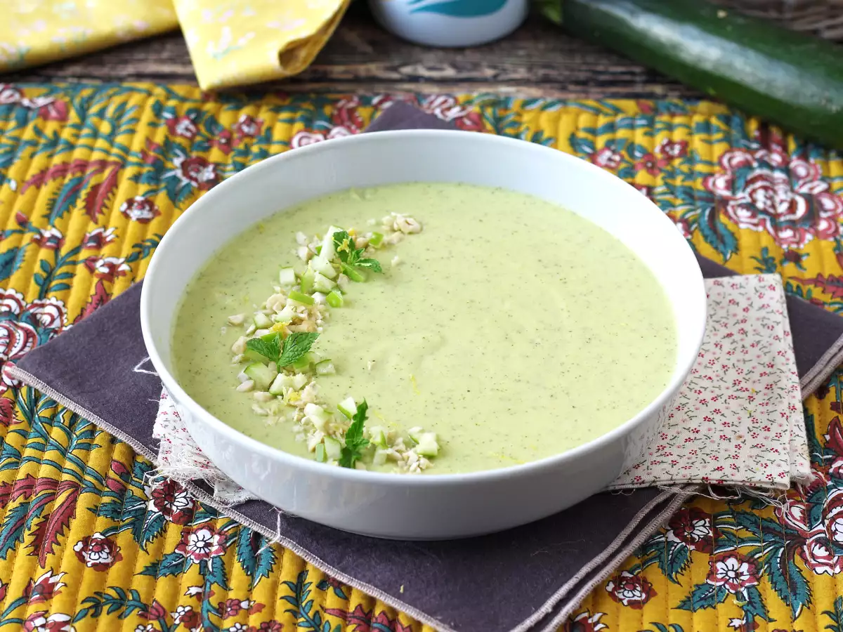 Recette Soupe courgette, pomme verte et yaourt, légère et acidulée!