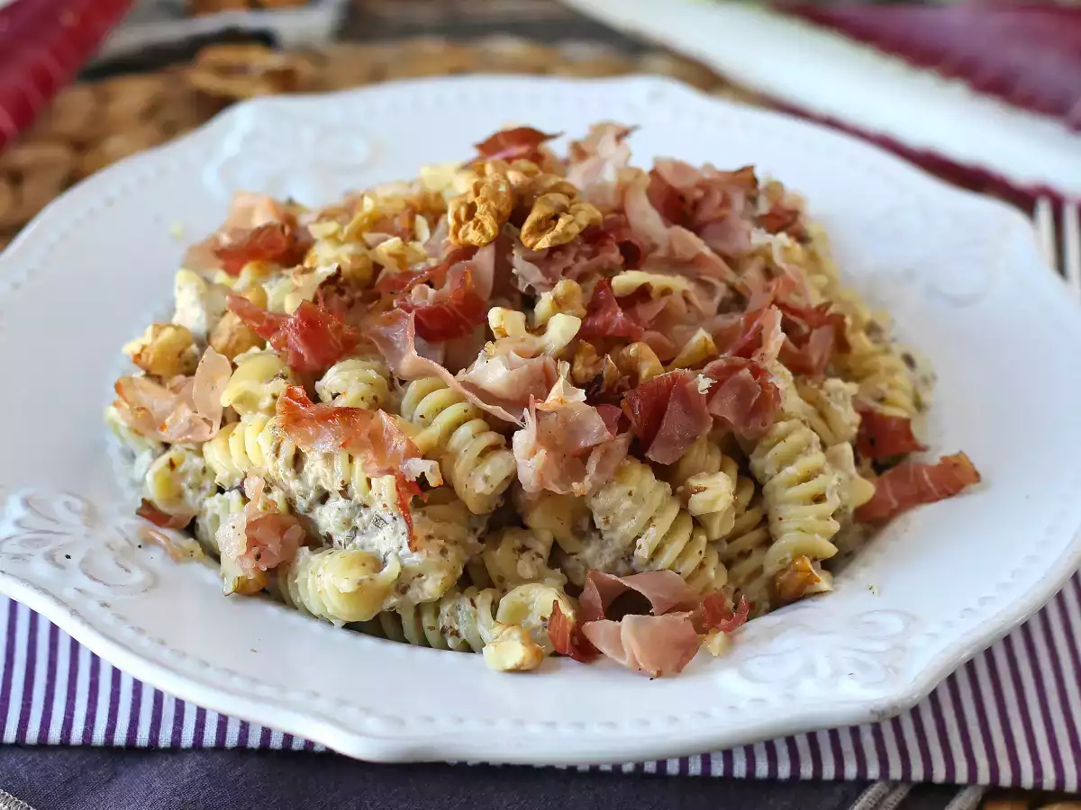 Recette Pâtes crémeuses à l’endive rouge, bacon croustillant et noix : recette rapide et irrésistible